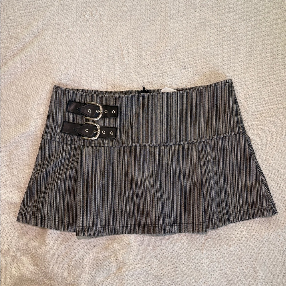 Y2K Striped Gray Mini Skirt with Buckle Detail